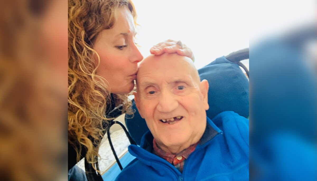 Après le décès de sa mère, une fille n&rsquo;a jamais été si proche de son père atteint de la maladie d&rsquo;Alzheimer
