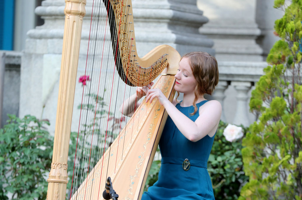 Attirée par le son de la harpe, une biche s&rsquo;approche doucement d&rsquo;une jeune fille