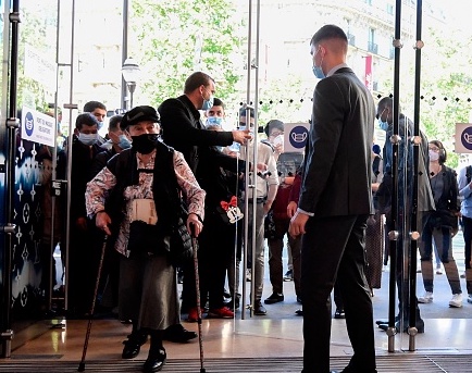 « Ça se passe très mal » : les agents de sécurité peinent à imposer le port du masque dans les lieux clos