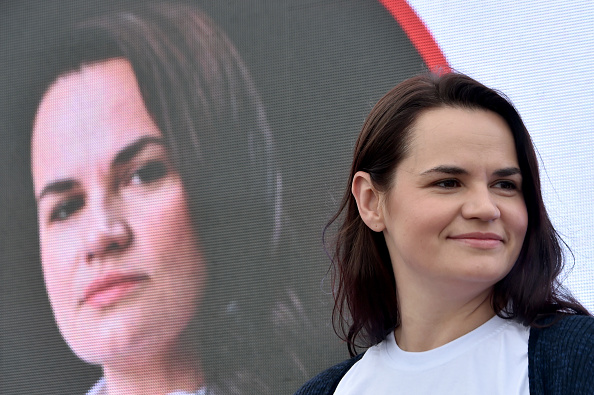 Bélarus: la principale rivale du président fuit le pays