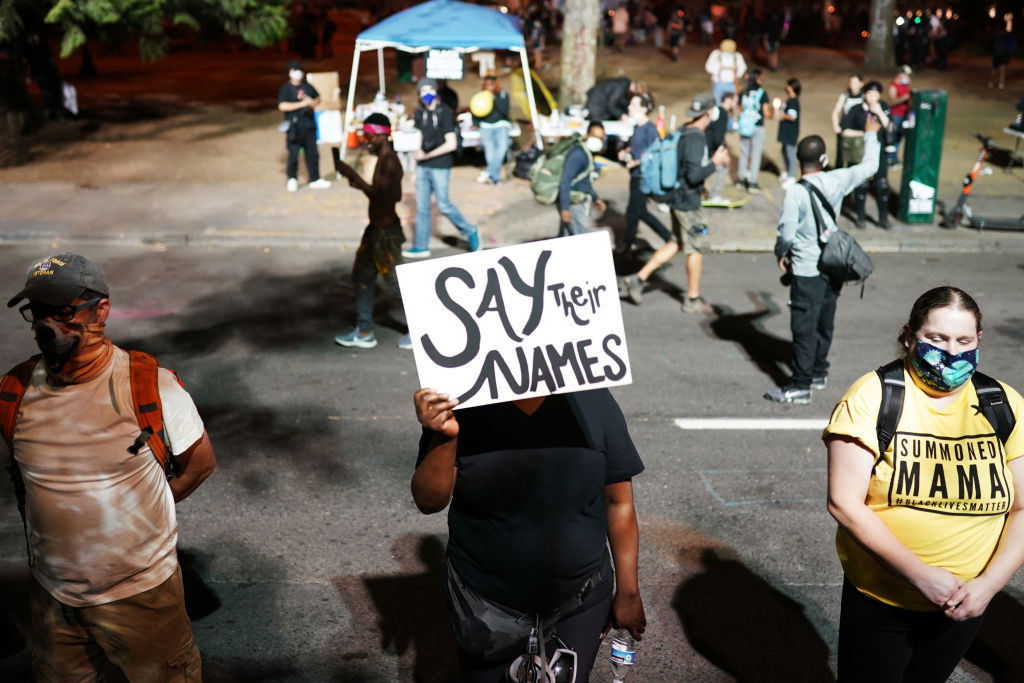 Black Lives Matter : des manifestants brûlent des Bibles et le drapeau américain