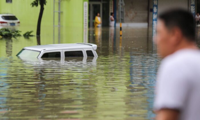 De fortes pluies frappent à nouveau le fleuve Yang-Tsé, inondant les villes et laissant de nombreux sans-abri