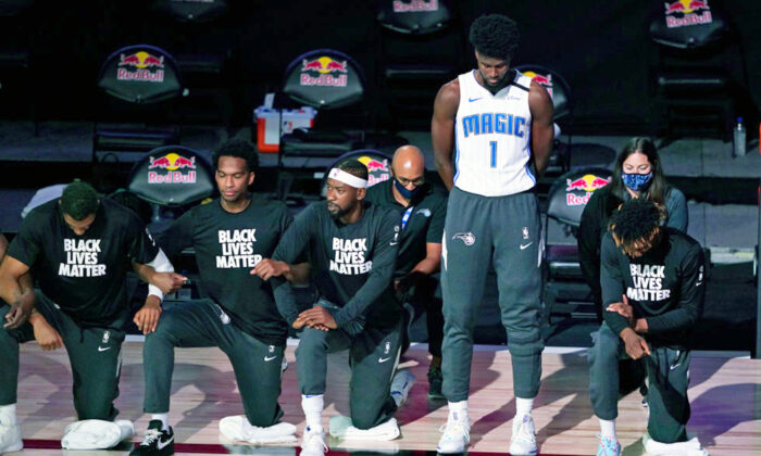 Jonathan Isaac, de la NBA, se tient debout durant l&rsquo;hymne national et dit avec foi « la grâce est là pour nous »