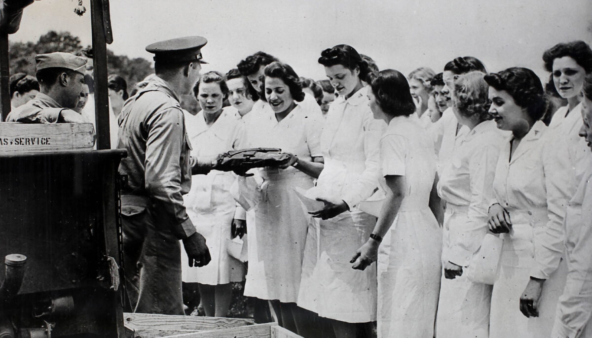 « Une légende vivante » : une infirmière de la Seconde Guerre mondiale fête ses 105 ans, honorée par un défilé organisé par la ville de Scottsdale