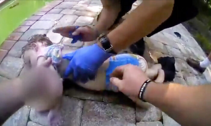 La caméra piéton d&rsquo;un policier montre les images angoissantes du sauvetage d&rsquo;une enfant de 3 ans flottant dans une piscine