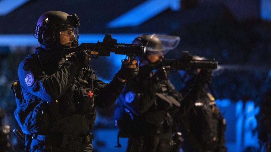 Des manifestants de Portland scandent « Tuons un policier » et menacent d&rsquo;incendier les commissariats de police