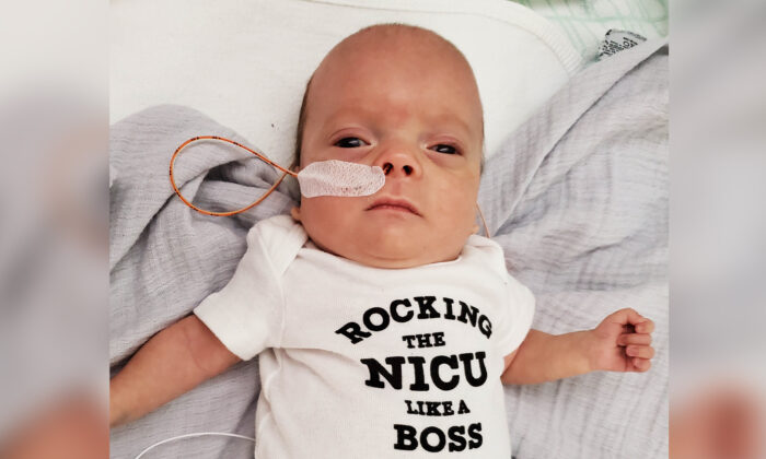 Un bébé prématuré né à 23 semaines était si petit qu&rsquo;il pouvait porter l&rsquo;alliance de sa mère au poignet – maintenant, il est en pleine croissance