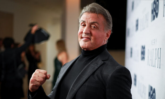 Sylvester Stallone enregistre une vidéo pour le département de la Police royale : « Vous êtes MES héros »