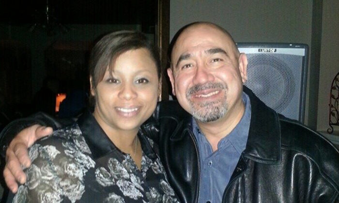 Une femme prie tous les jours devant la fenêtre d&rsquo;un hôpital alors que son mari dans le coma lutte contre le virus du PCC