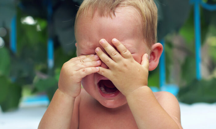 Une mère partage une mise en garde bouleversante après que son fils a avalé une pile bouton qui lui a fait un trou dans la gorge