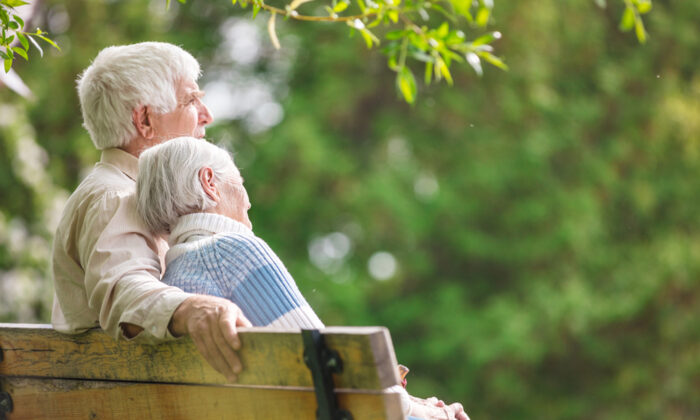 Mari et femme, mariés depuis 80 ans et nés à 4 jours d&rsquo;intervalle, fêtent ensemble leur 100e anniversaire