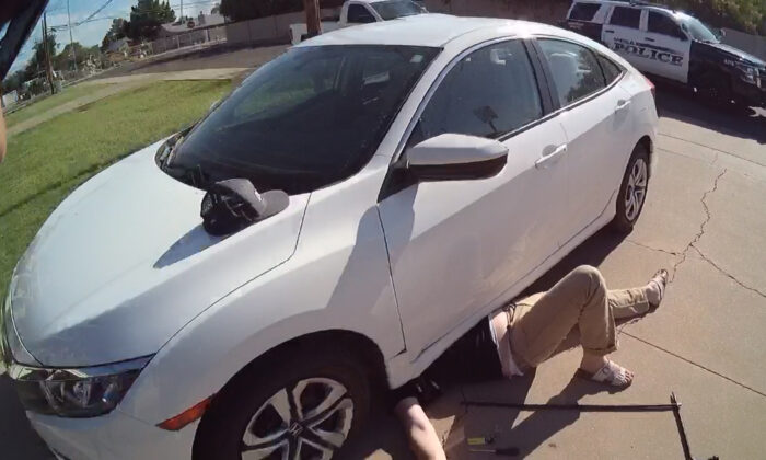 Sa caméra piéton montre plusieurs policiers soulever une voiture de 1300kg pour extirper un homme