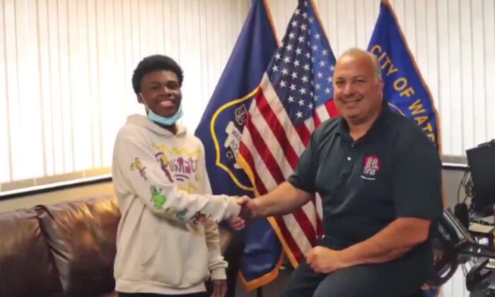 Un adolescent courageux sauve la vie d&rsquo;une mère et trois enfants en les tirant d&rsquo;une voiture en feu