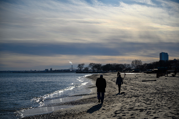 Il se promène sur la plage et découvre un cerveau enveloppé dans du papier aluminium