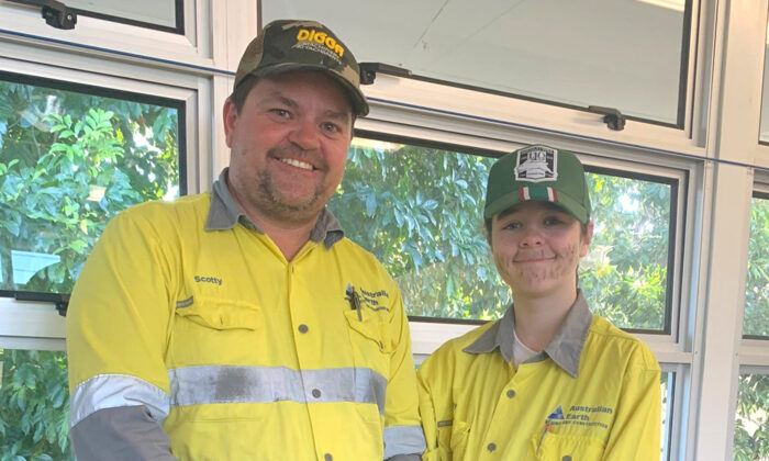 Une fille aimante fait plaisir à son père en s&rsquo;habillant comme lui lors de la journée « Sois ton héros » à l&rsquo;école