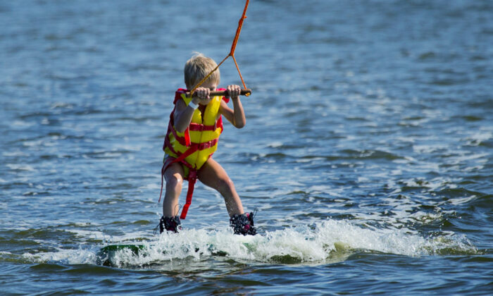 Une mère met en garde les parents contre l’empoisonnement au monoxyde de carbone des bateaux à moteur, après le décès de son fils intoxiqué en plein air