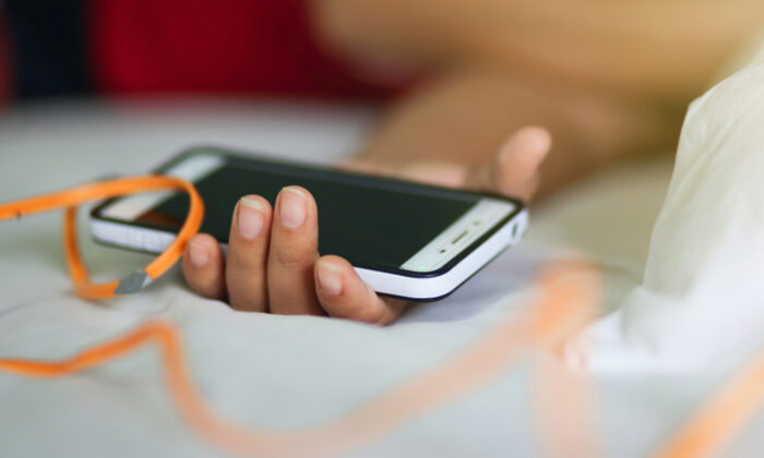 Un chargeur de téléphone explose sur le lit d&rsquo;un adolescent, le laissant avec des brûlures au second degré