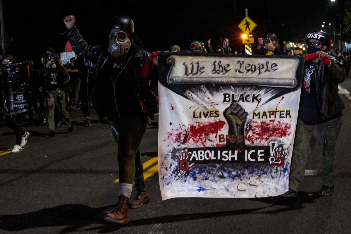 Des manifestants à Portland lancent des bombes incendiaires et des mortiers sur la police ; plus de 50 personnes sont arrêtées