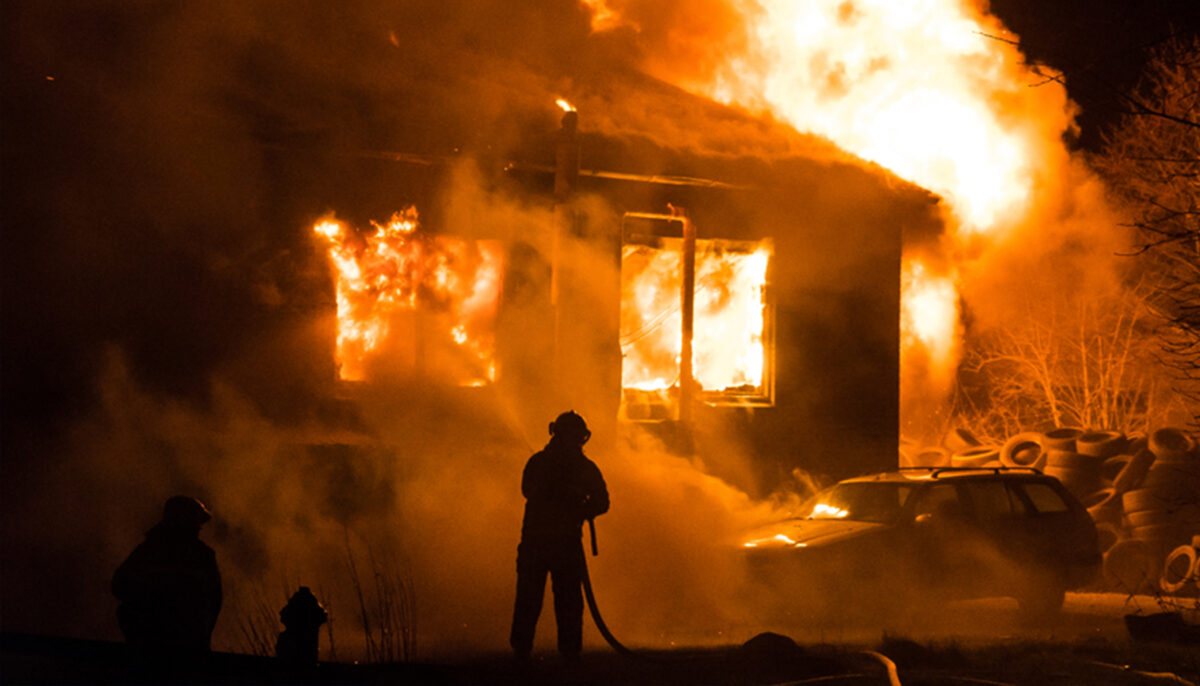 Australie: un père meurt alors qu&rsquo;il tente de sauver les chiens de la famille d&rsquo;un incendie dévastateur