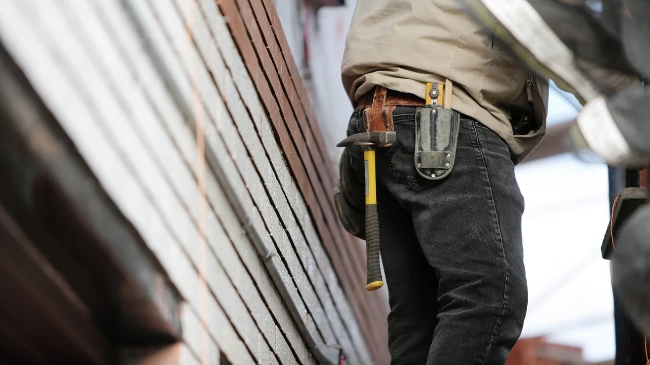 Puy-de-Dôme : un passionné construit lui-même son château fort
