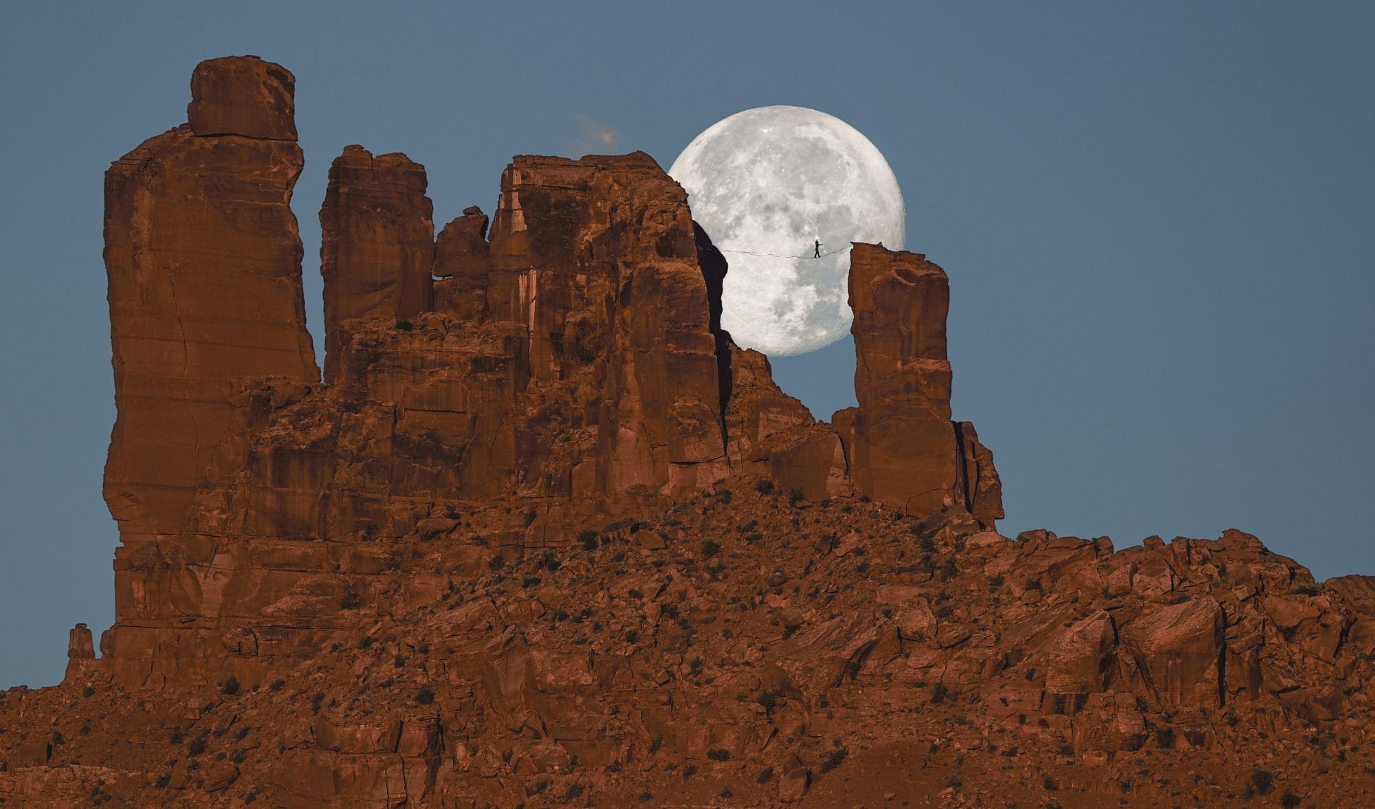 Une incroyable séance de photos montre un homme semblant marcher sur la lune au-dessus des falaises du désert de l&rsquo;Utah
