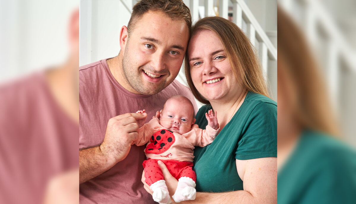 Un bébé né à 23 semaines pèse moins qu&rsquo;un ananas, et rentre à la maison avec des parents « au septième ciel »