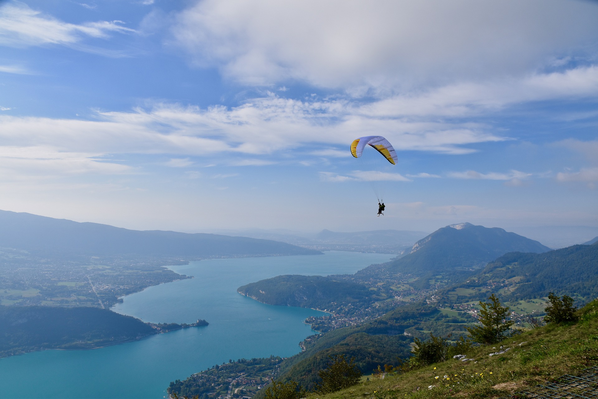 Haute-Savoie: une parapentiste de 63 ans meurt après une chute vertigineuse dans le lac d&rsquo;Annecy