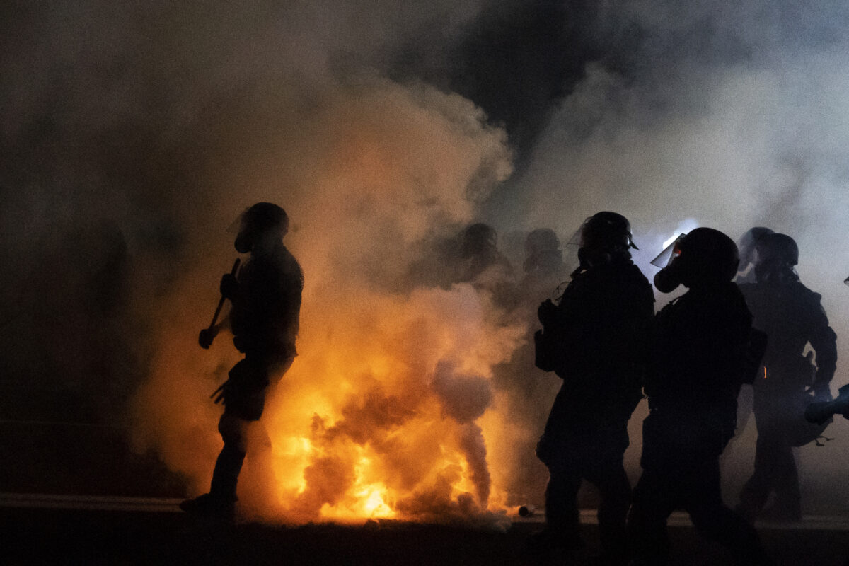 États-Unis – Le ministère de la Justice qualifie Portland, Seattle et NYC de juridictions qui autorisent l&rsquo;anarchie, la violence et la destruction des biens