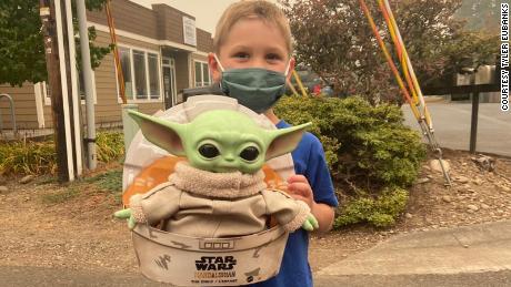 Un garçon de 5 ans envoie une poupée Baby Yoda aux pompiers sur la ligne de front en Oregon : « Au cas où vous vous sentiriez seul »