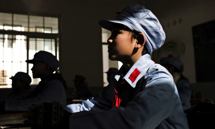 Chine : la police soudoie et lave le cerveau des écoliers pour qu&rsquo;ils dénoncent leurs parents et voisins