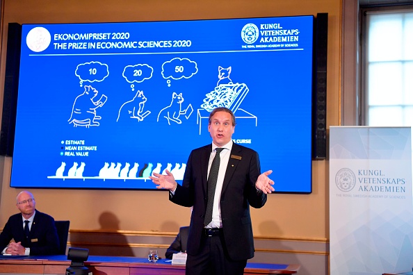 Le Nobel d&rsquo;économie aux Américains Paul Milgrom et Robert Wilson, experts des enchères