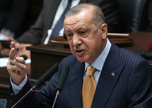 Turquie : la caricature du Président Erdogan dans la une de Charlie Hebdo provoque la colère d&rsquo;Ankara