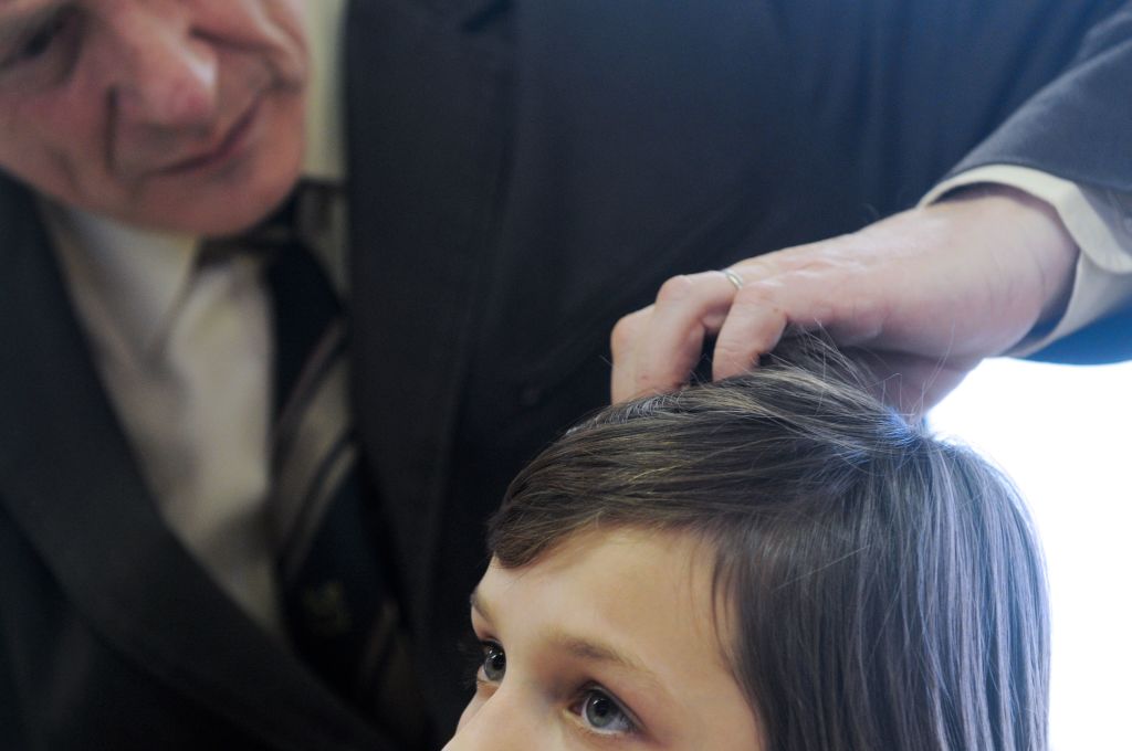 Une fillette décède des morsures de poux présents depuis trois ans sur sa tête