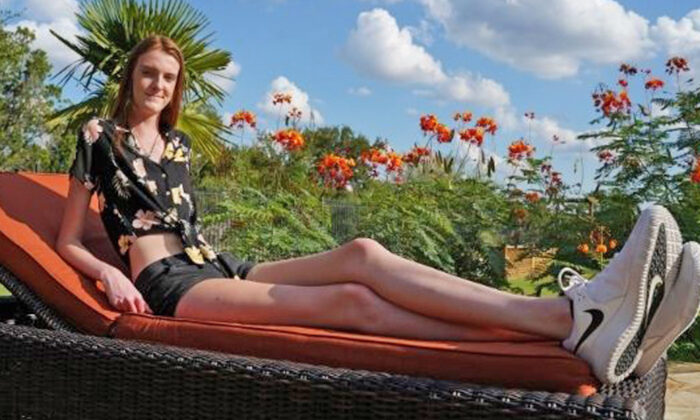 Une adolescente du Texas qui mesure 2m08 bat le record du monde des jambes les plus longues