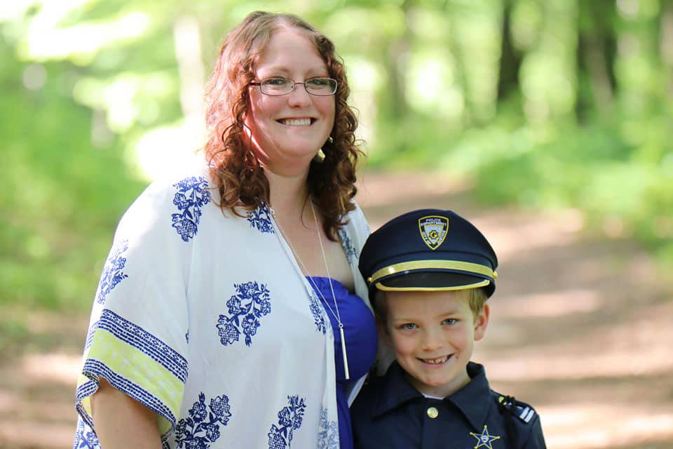 Un garçon de 7 ans sauve sa mère de l’attaque agressive d&rsquo;un chien qu’ils avaient accueilli : « J&rsquo;ai été rapide comme l’éclair »