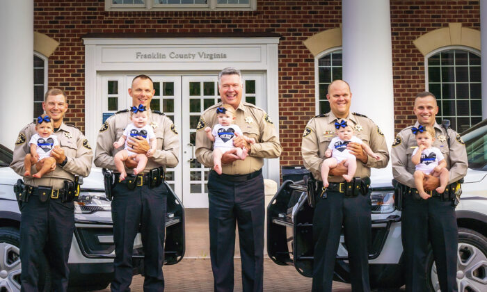 Un shérif et ses 4 adjoints, tous heureux d&rsquo;être pères de petites filles en même temps, partagent une adorable séance de photos