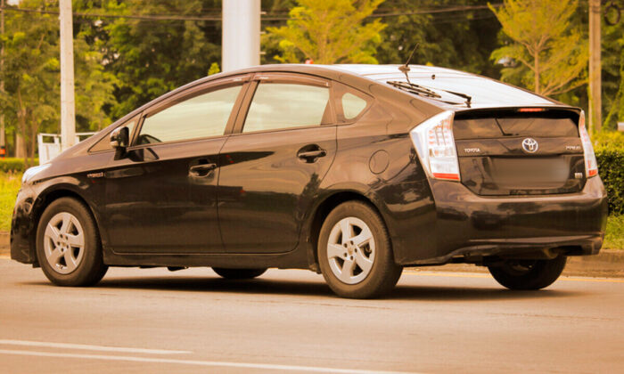 La police force une voiture surchauffée à 46,7°C pour sauver un husky piégé alors que les propriétaires faisaient leurs courses depuis 3 heures