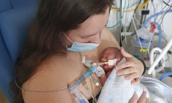 Un prématuré sans aucune chance de survivre défie la mort et rentre chez lui après cinq mois à l’hôpital