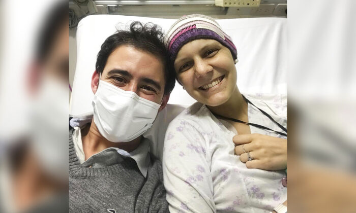 Deux jeunes adultes atteints de cancer se rencontrent dans un l’hôpital et tombent amoureux : « Tout arrive pour une raison »