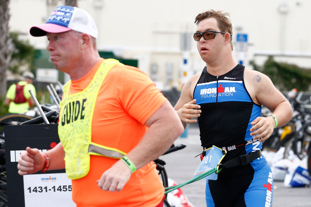 Un homme atteint de trisomie termine l&rsquo;Ironman pour la première fois de l&rsquo;histoire et établit un record du monde Guinness