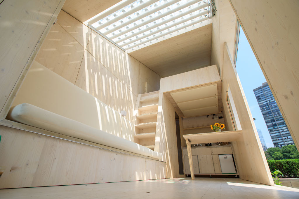 Un menuisier d&rsquo;Évreux présente sa première « tiny house », une mini-maison déplaçable