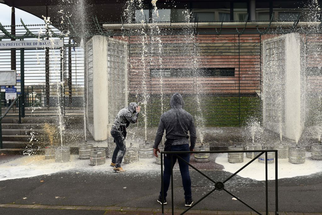 Bayonne : des cafetiers en colère déversent 16 fûts de bière devant la sous-préfecture