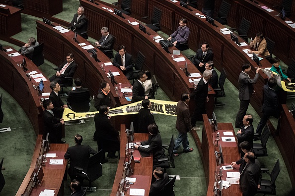 Heurts au Parlement: des élus de l&rsquo;opposition hongkongaise arrêtés