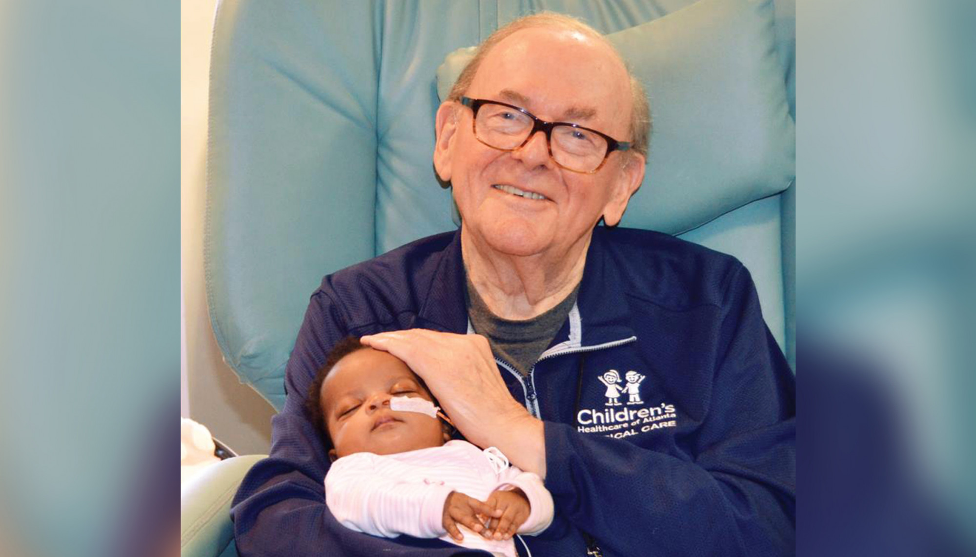 Le grand-père qui a passé 14 ans à réconforter des bébés prématurés et malades dans une unité de soins intensifs néonatals meurt d&rsquo;un cancer