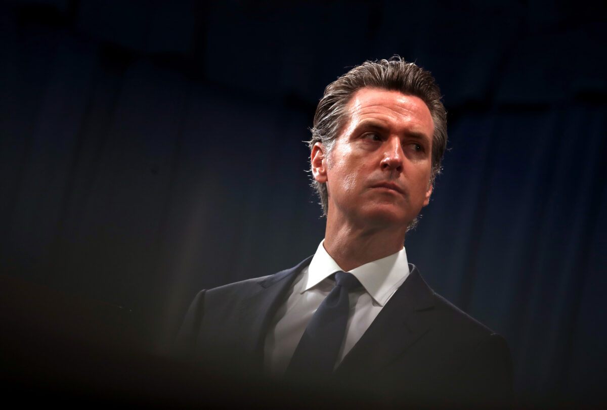 Une juge californienne déclare que l&rsquo;ordre du gouverneur de voter par correspondance a violé la Constitution