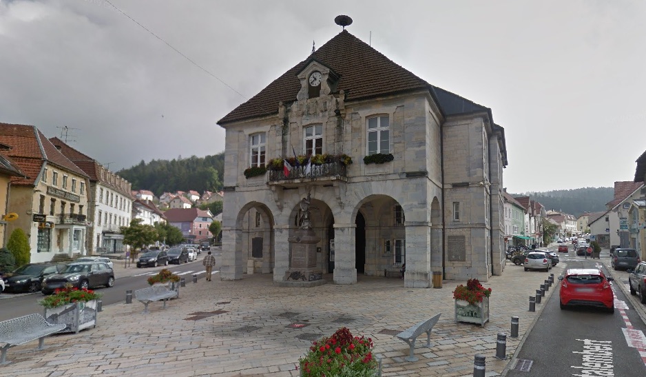 Doubs : atteint de la maladie de Parkinson, il fabrique une maquette recréant le centre-ville de Maîche