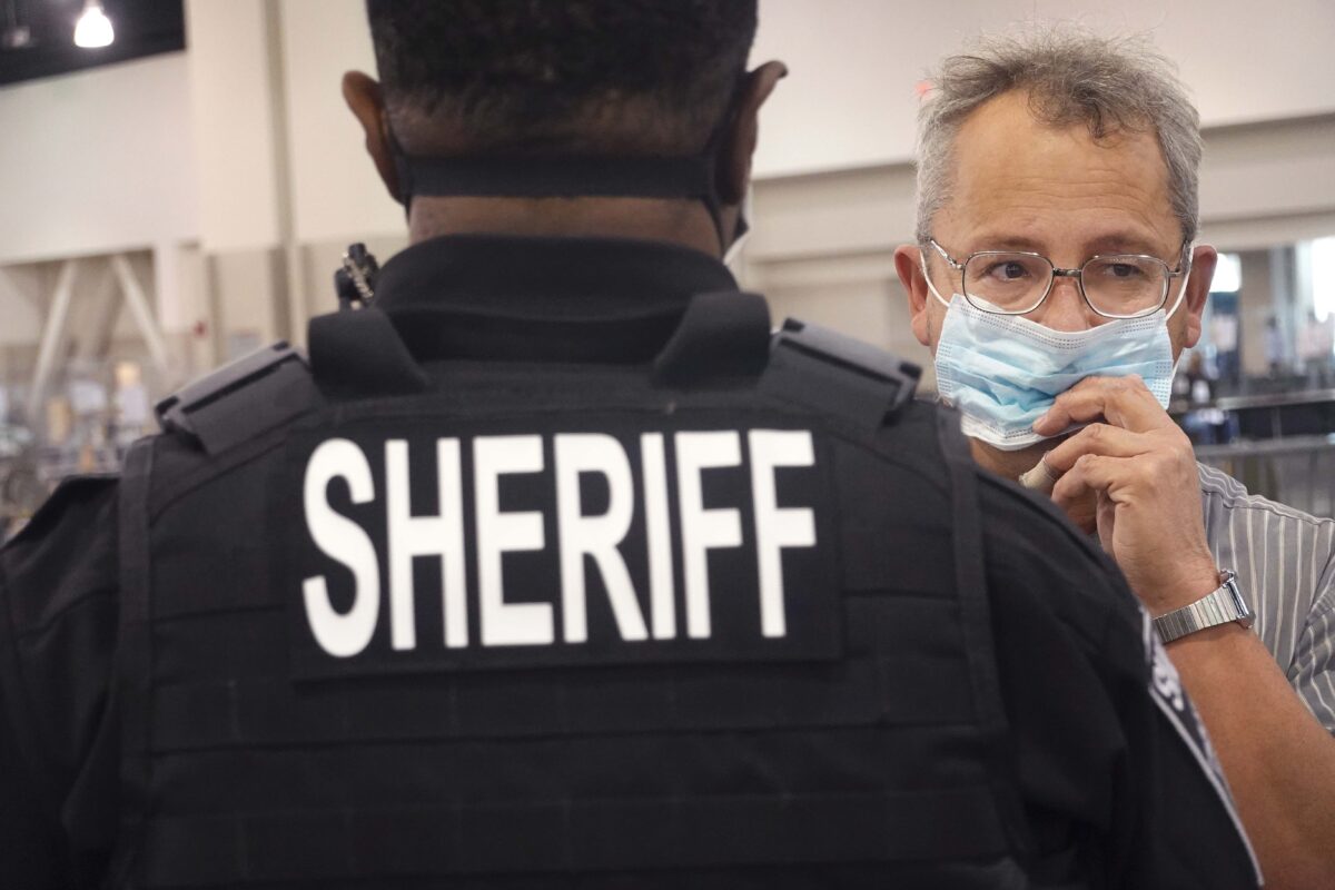 Les masques n&rsquo;ont pas d&rsquo;effet significatif contre le virus du PCC, selon une étude