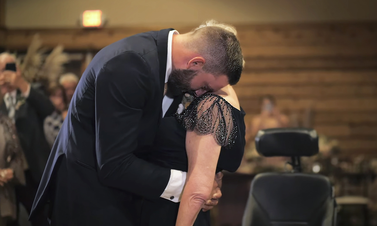 Une vidéo bouleversante montre la danse de mariage d’un fils et de sa mère atteinte de sclérose