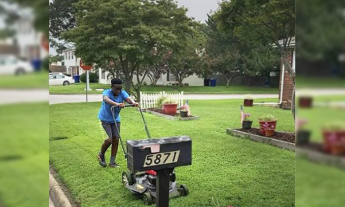 Un garçon qui a tondu gratuitement 50 pelouses pour les vétérans et les personnes âgées obtient un prix de la Maison-Blanche