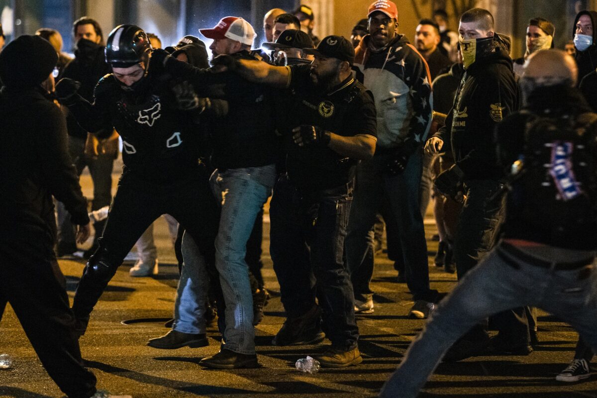 Antifa a attendu que la plupart des supporters de Trump aient quitté un rassemblement pour les attaquer